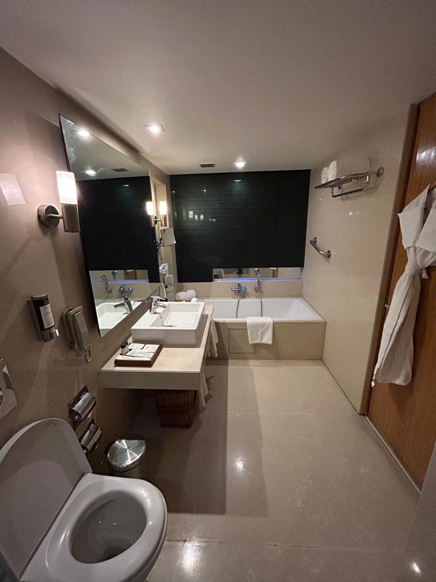 Fortune Select Sg Highway, Ahmedabad - Member Itc Hotels' Group מראה חיצוני תמונה