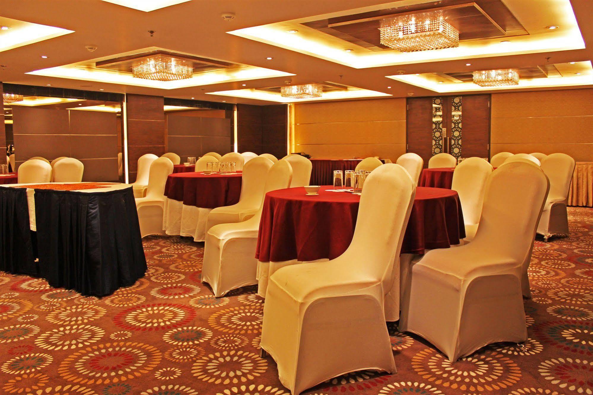 Fortune Select Sg Highway, Ahmedabad - Member Itc Hotels' Group מראה חיצוני תמונה