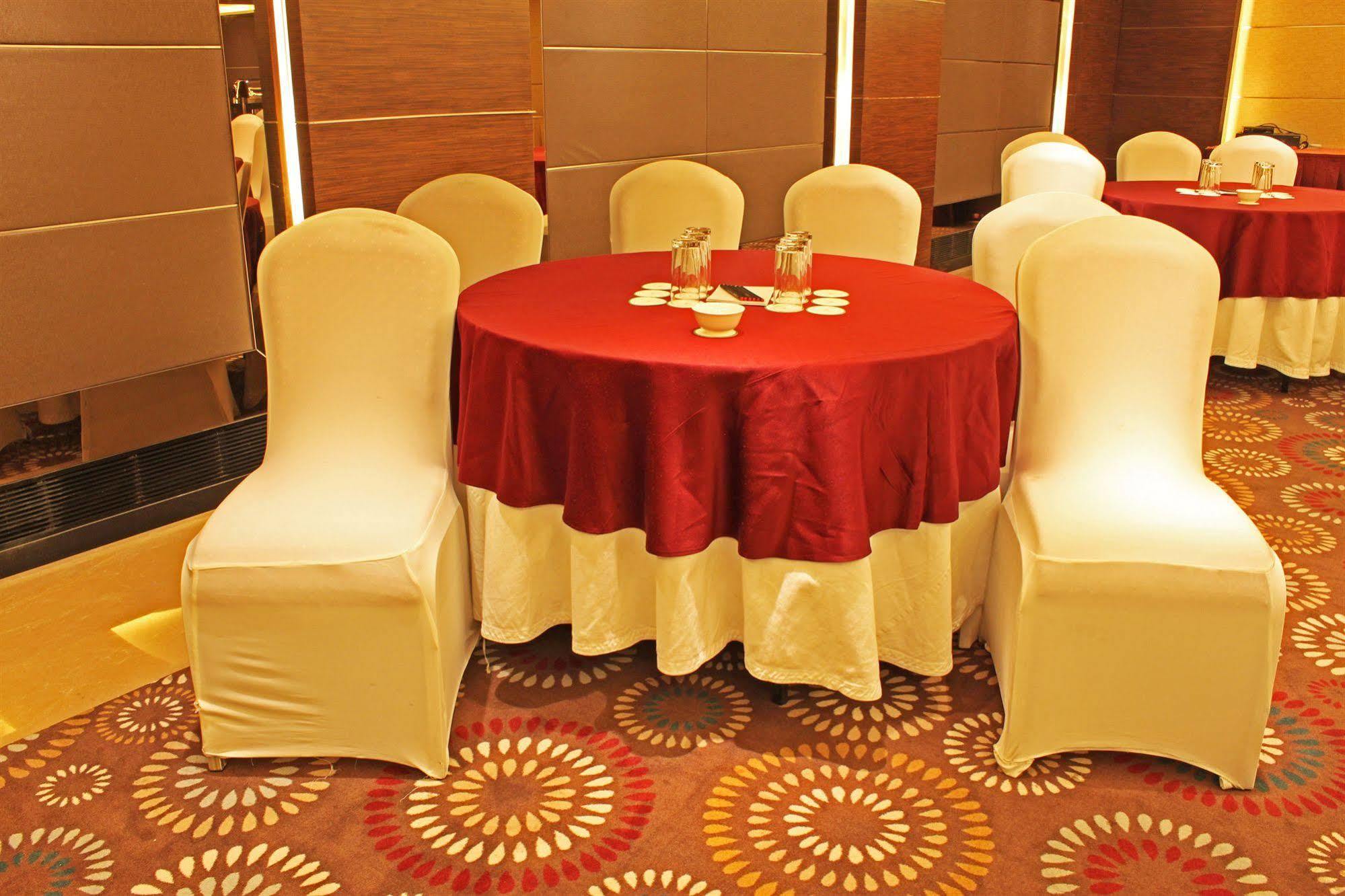 Fortune Select Sg Highway, Ahmedabad - Member Itc Hotels' Group מראה חיצוני תמונה